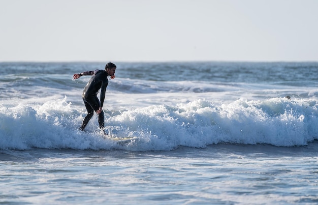 Surfando a onda com uma câmera na praia de la serena chile