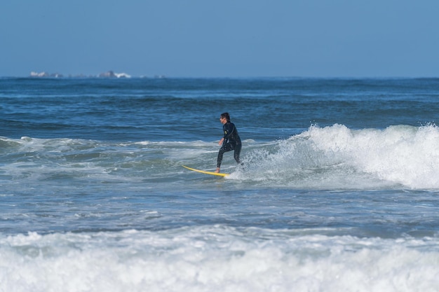 surfando a onda na praia de La Serena Chile