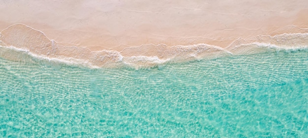 Surfar de ondas de areia de praia aérea relaxante, lagoa azul pacífica do oceano, costa da baía do mar, vista superior do litoral