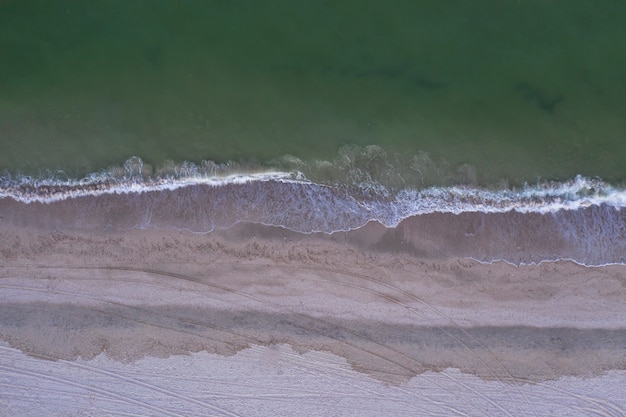 surfar ondas na praia vista de cima, fundo de verão