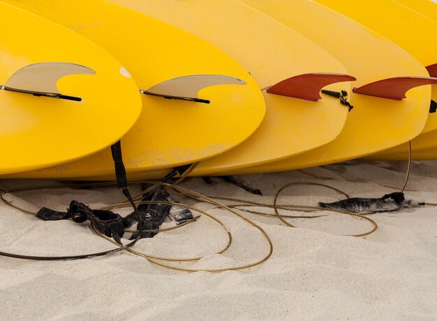 Foto surfbretter auf dem strand