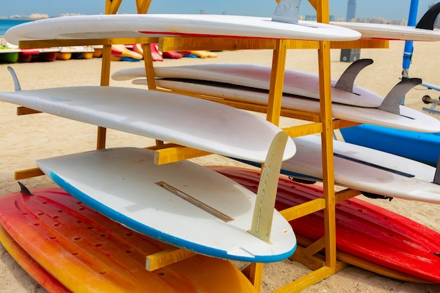 Surfbretter gestapelt auf dem Rack an einem Strand