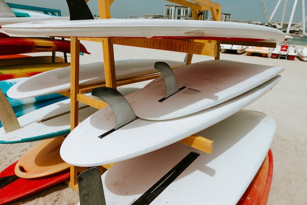 Surfbretter gestapelt auf dem Rack an einem Strand