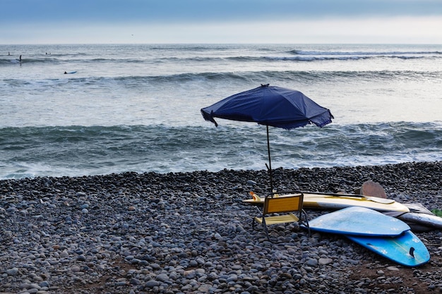 Surfbretter und Sonnenschirm