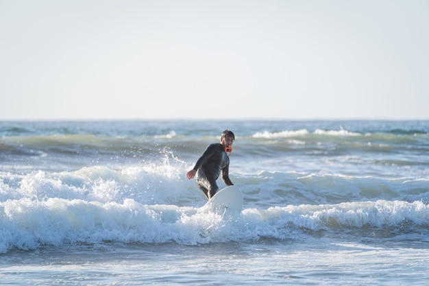 Surfeando la ola con una cámara en la playa de La Serena Chile