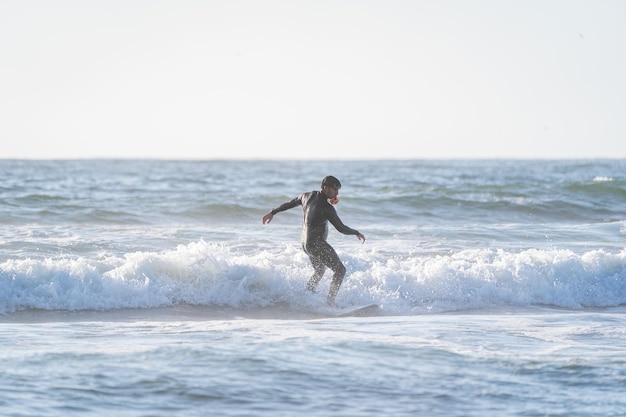 Surfeando la ola con una cámara en la playa de La Serena Chile