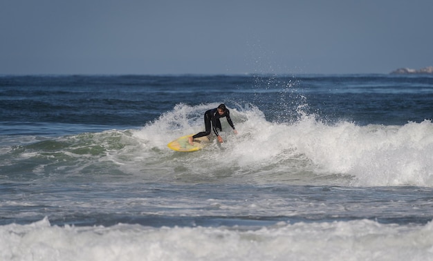 Surfeando la ola en la playa de La Serena Chile