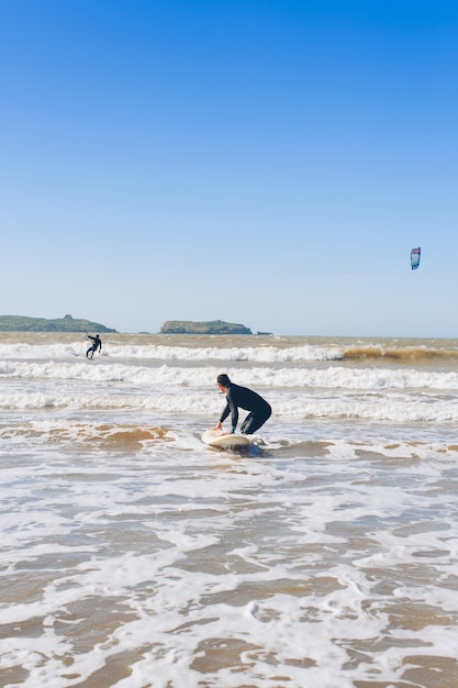 Surfear en el océano se siente libre