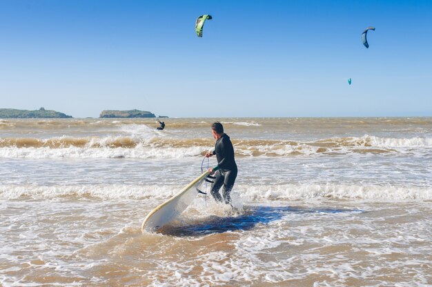 Surfen auf dem Meer fühlt sich frei an