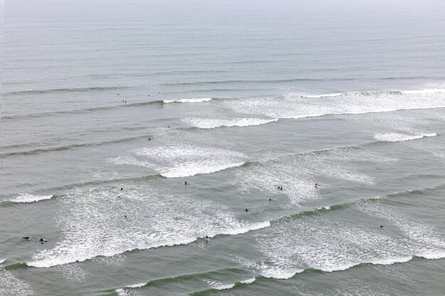 Surfen auf dem Pazifischen Ozean Lima Peru.