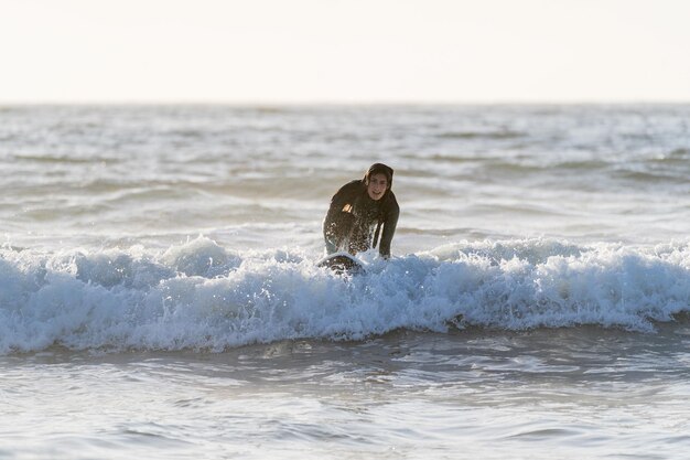 Surfen auf der Welle am Strand von La Serena Chile