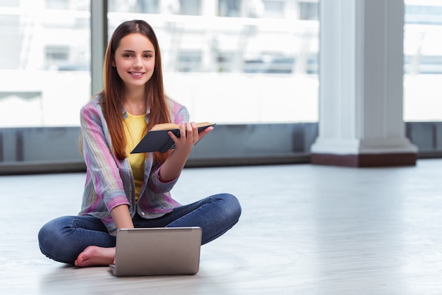 Surfendes Internet des jungen Mädchens auf Laptop