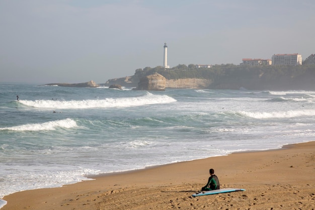 Surfer am Strand in Biarritz, Frankreich