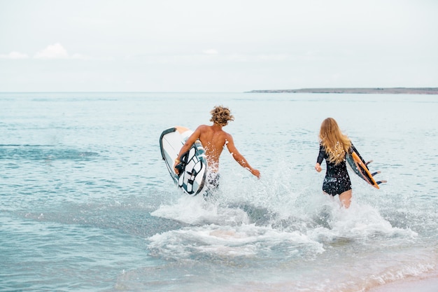 Surfer am Strand