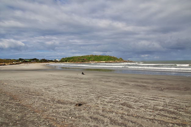 Foto surfer an der westküste der südinsel, neuseeland