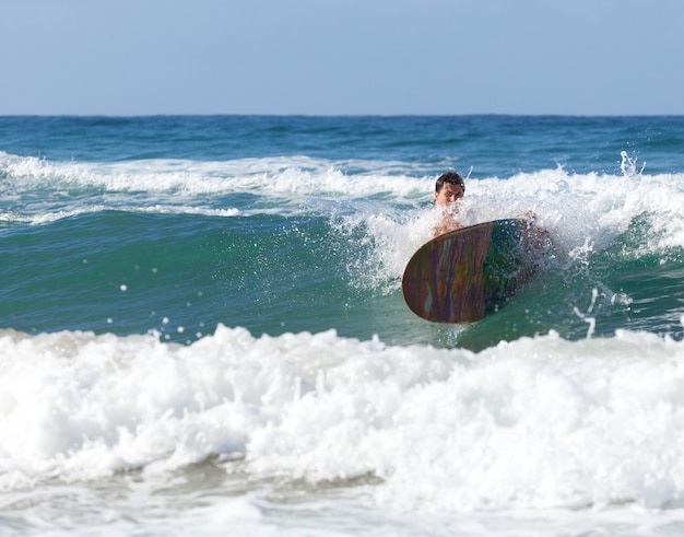 Surfer auf Longboard, während es in die Wellen fällt