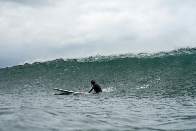 Surfer bereit, eine Welle zu fangen