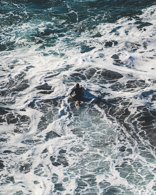 Surfer, der eine Welle an der Nordküste von Teneriffa fängt