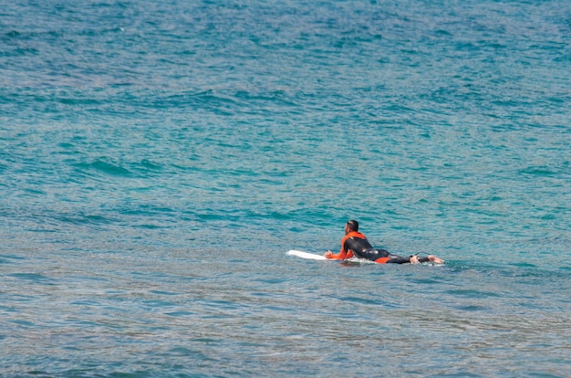 Surfer im Meer warten auf die Wellen