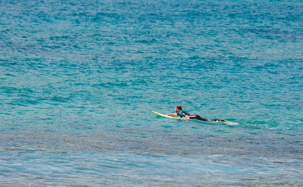 Surfer im Meer warten auf die Wellen