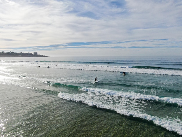 Surfer im Wasser am Strand von Byron Bay