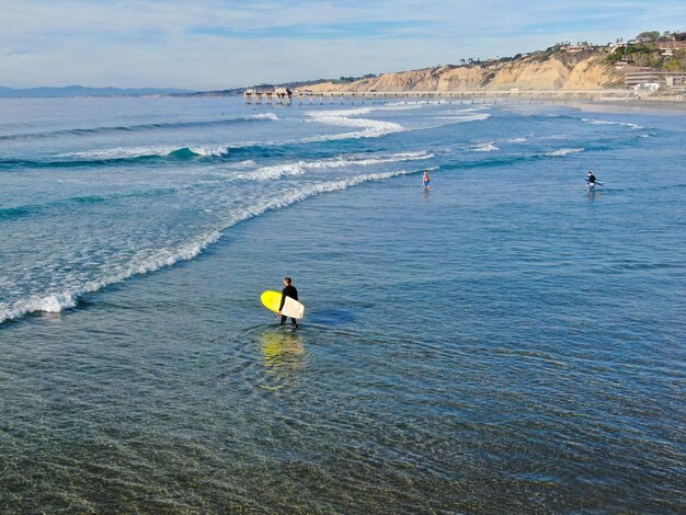 Surfer im Wasser am Strand