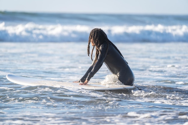 Surfer ins Meer am Strand von La Serena