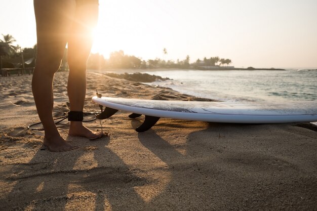 Surfer mit Surfbrett am Morgen