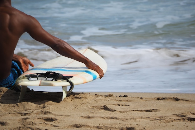 Surfer en shorts se está preparando para ir al océano