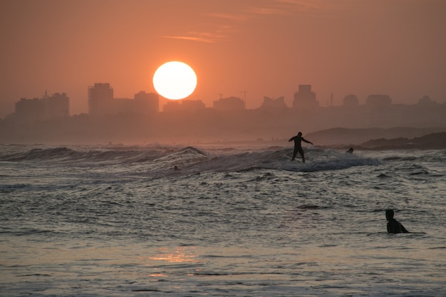 Surfer-Silhouette am Strand