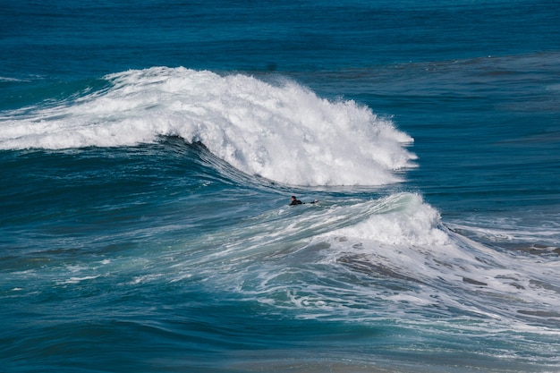 Foto surfer zwischen wellen auf dem tisch