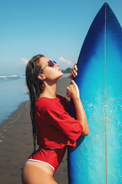 Surferin mit Shortboard am Strand