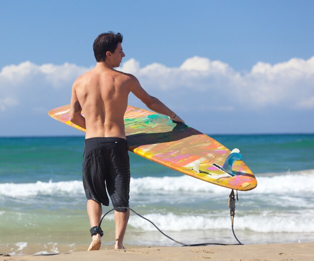 Surferportrait mit Longboard