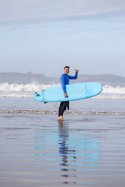 surfista acenando para a câmera