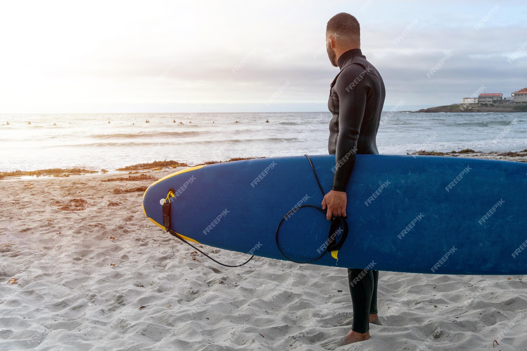 Surfista troca pranchas por câmeras e tira fotos de dentro do mar