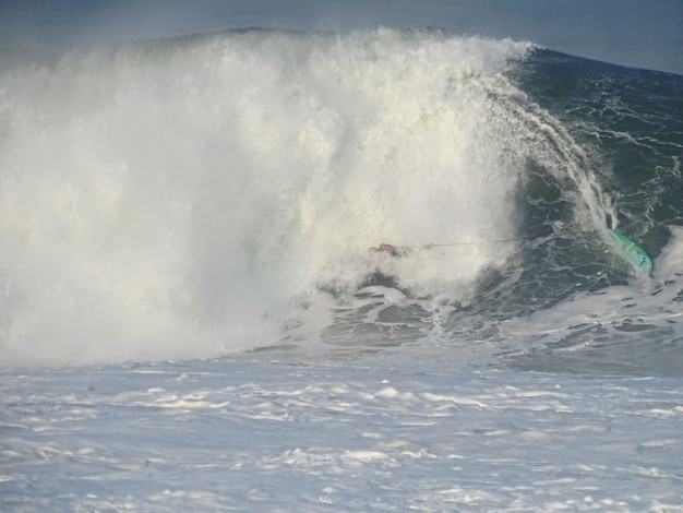 Foto surfista cayendo de la tabla de surf