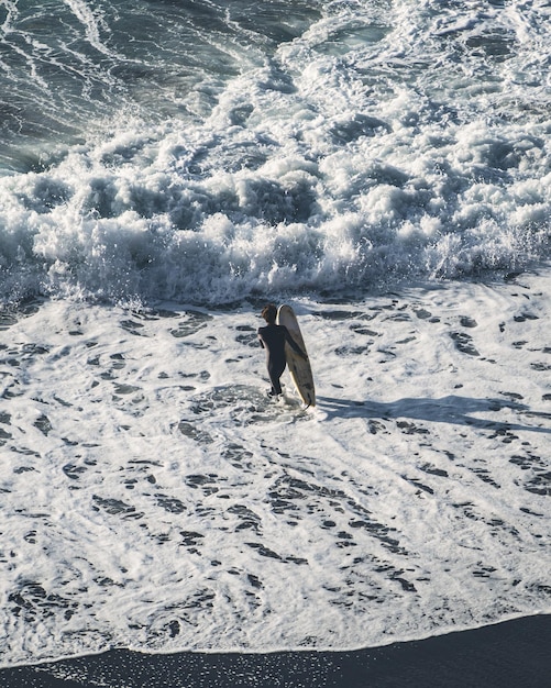 Surfista cogiendo una ola en la costa norte de Tenerife