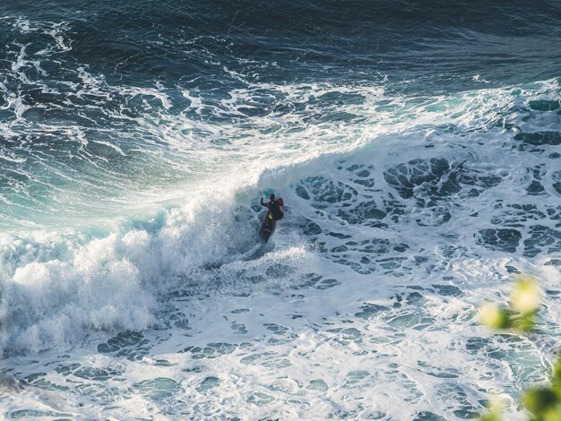 Surfista cogiendo una ola en la costa norte de Tenerife