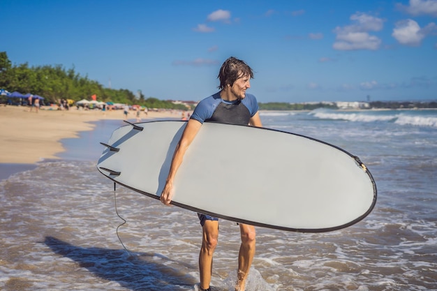 Foto surfista com sua prancha de surf correndo para as ondas