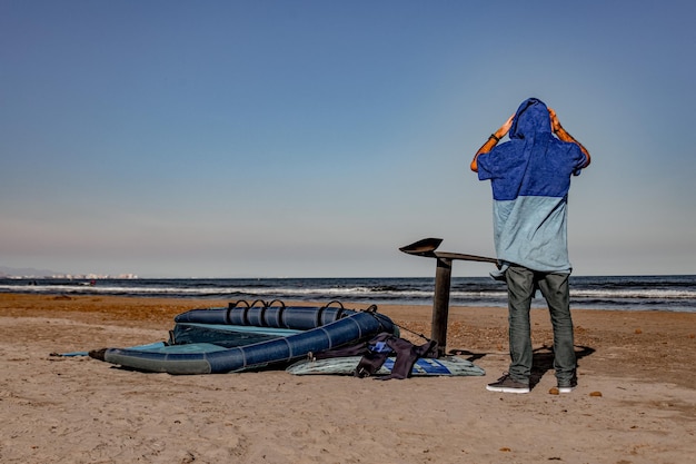 surfista de hidrofólio na praia