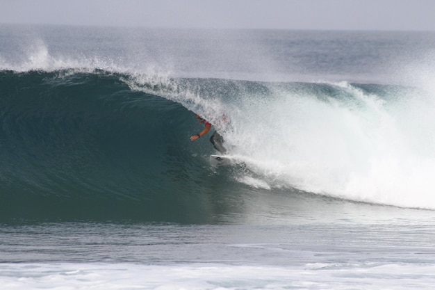 Surfista de ondas grandes Desafios e conquistas no esporte e na saúde