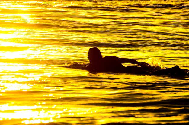 Surfista de silhueta ao pôr do sol em Tenerife Ilhas Canárias Espanha