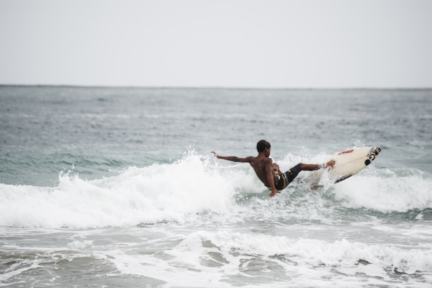 Foto surfista em tobago