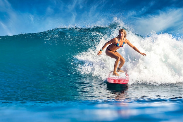 Surfista em uma onda azul em um dia ensolarado