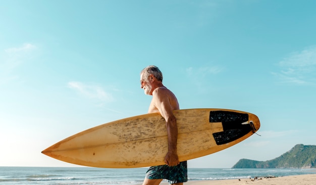 Surfista em uma praia agradável