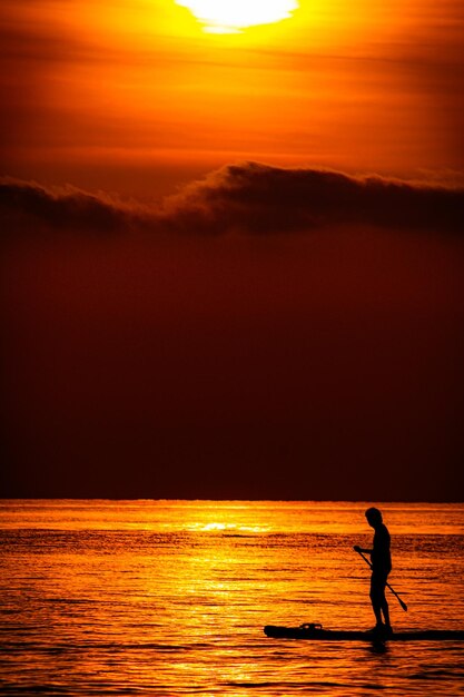 Foto el surfista de la hora dorada.