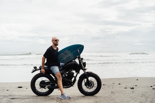 Surfista en moto con tabla de surf