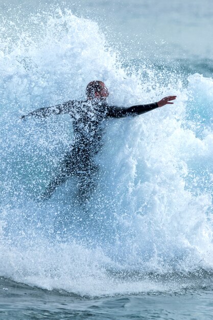 Foto surfista na grande onda surfando