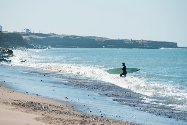 surfista na praia