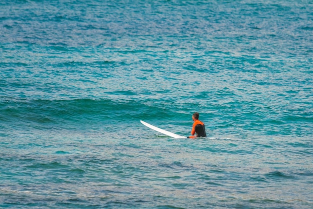 Surfista no mar esperando as ondas